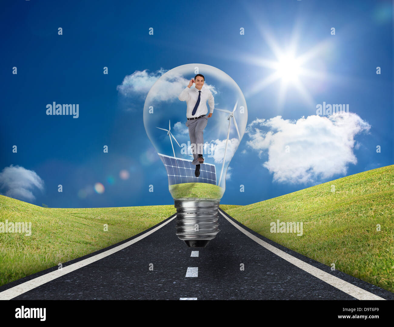 Imprenditore della lampadina con turbine eoliche e pannelli solari Foto Stock