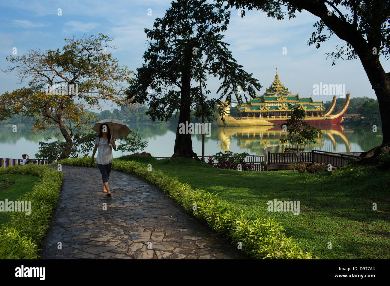 La Karaweik, Lago Kandawgyi, Yangon, Myanmar (Birmania) Foto Stock