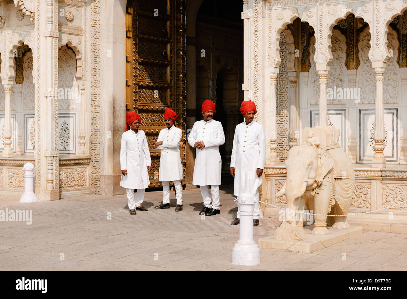 Le protezioni in costume tradizionale presso il palazzo della città e il Museo a Jaipur, India. Foto Stock