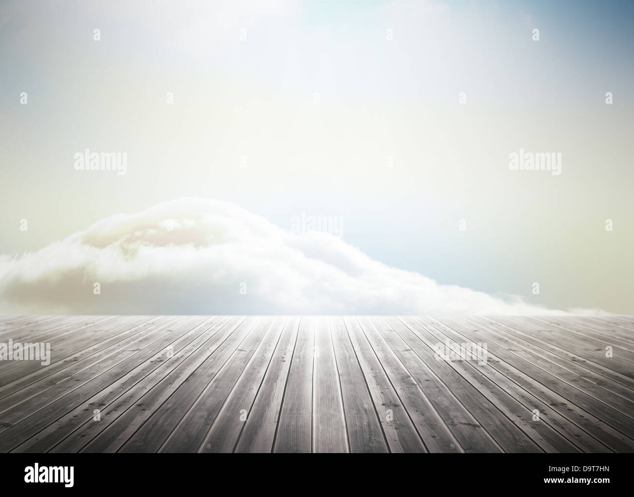 Assi di legno che conducono a un orizzonte luminoso Foto Stock