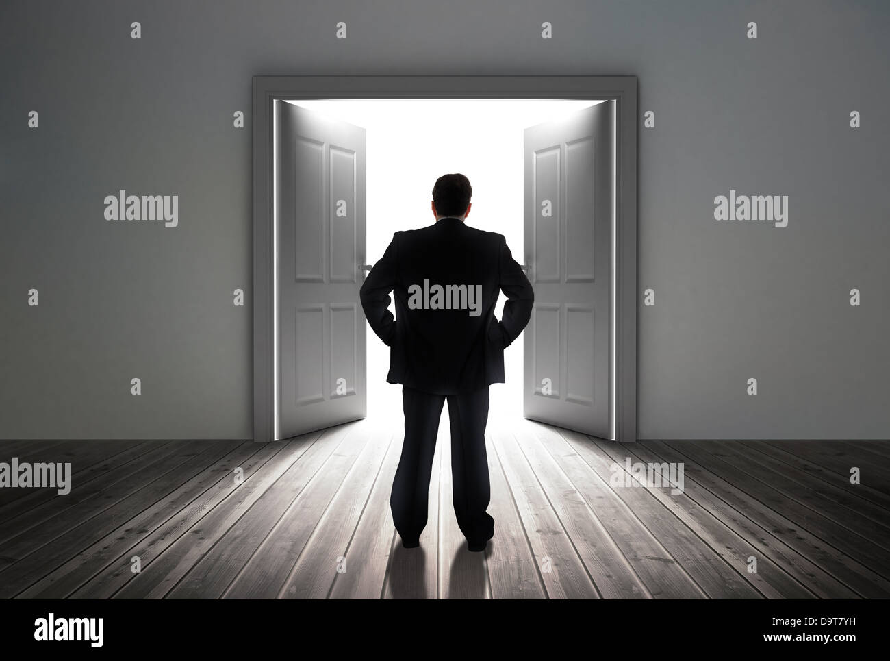 Imprenditore guardando sportello mostrante una luce brillante Foto Stock