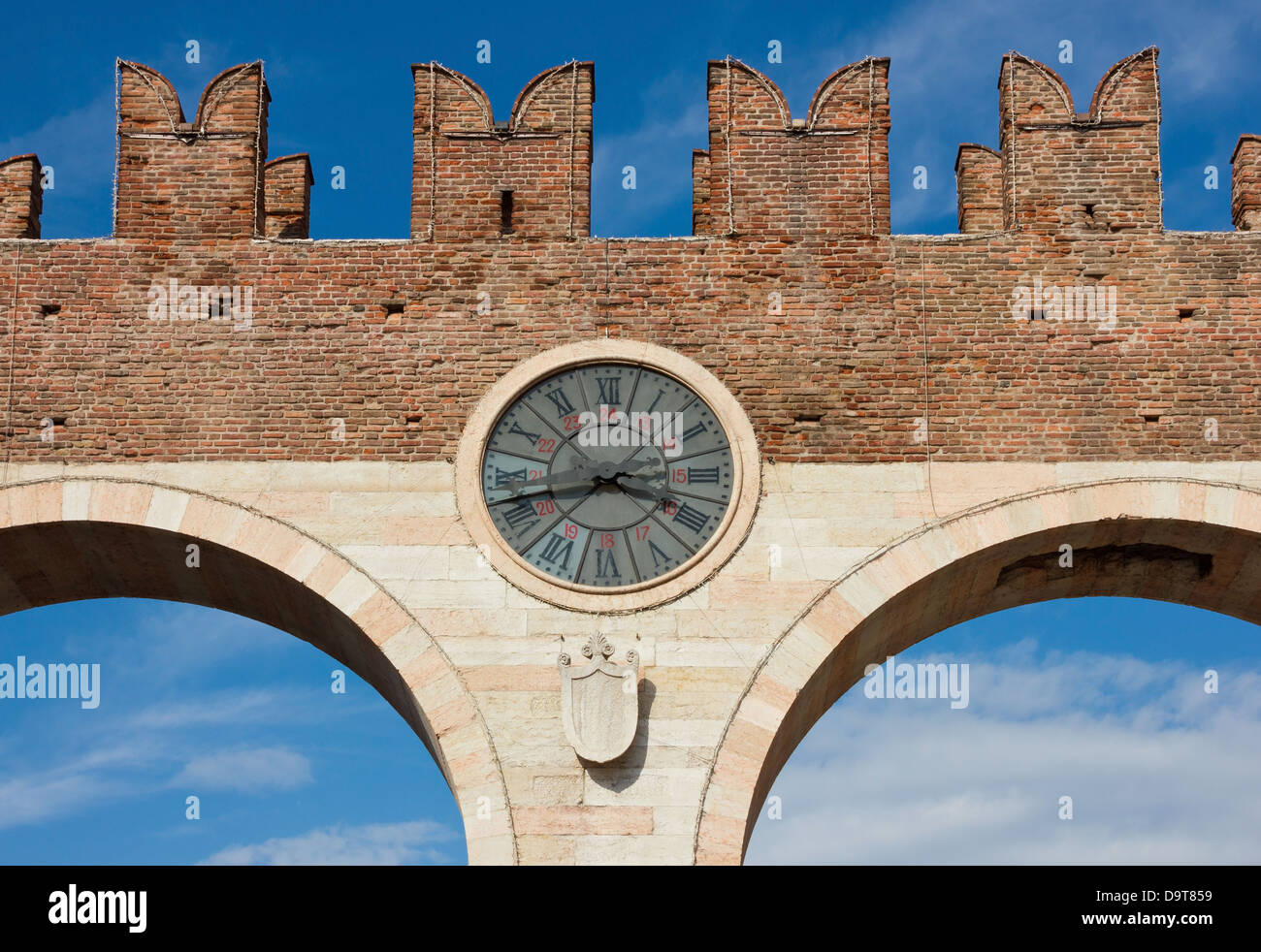 Porta Bra è l'ingresso di piazza Bra a Verona, Italia. Dettaglio shot degli archi di oltre il blu intenso del cielo. Foto Stock