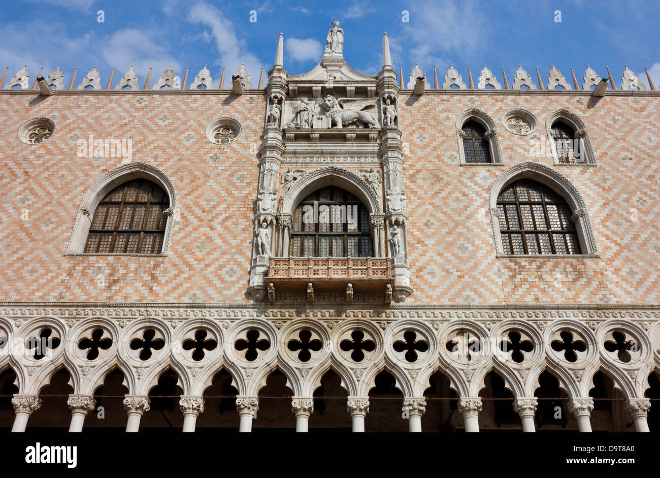 Particolare della facciata del Palazzo Ducale di Venezia in un luminoso giorno di estate oltre il cielo blu e nuvole bianche. Foto Stock
