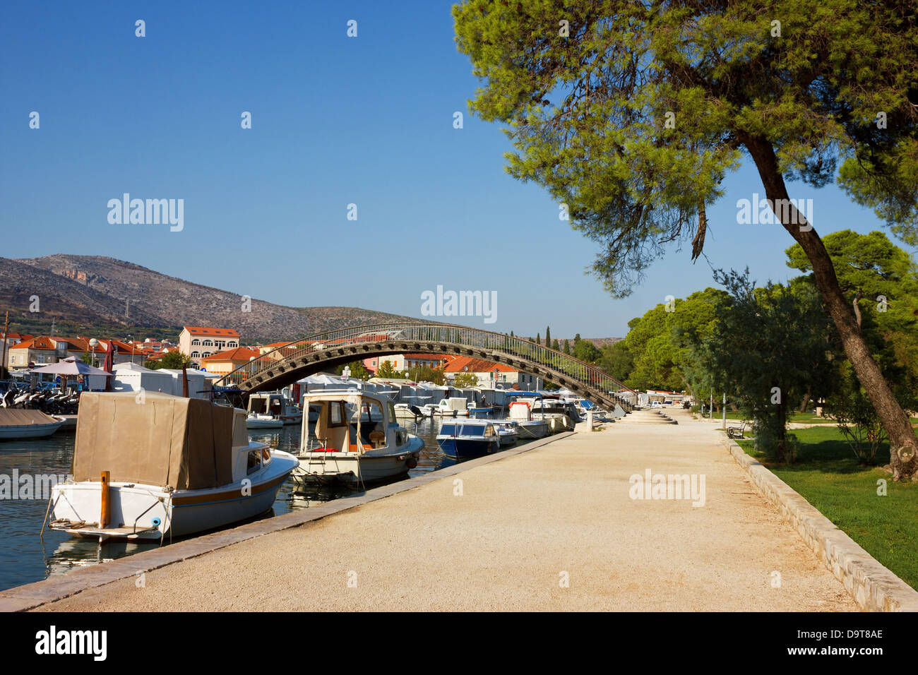 Fronte mare con barche allineate lungo la costa a Trogir, Croazia in un luminoso giorno d'estate. Foto Stock