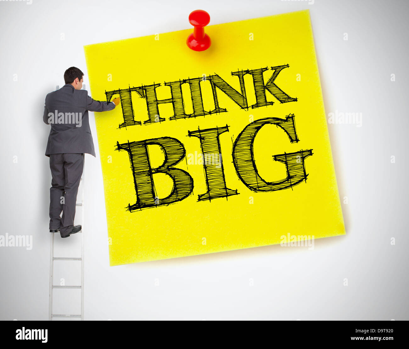 Imprenditore iscritto pensare in grande su un gigante di post-it Foto Stock