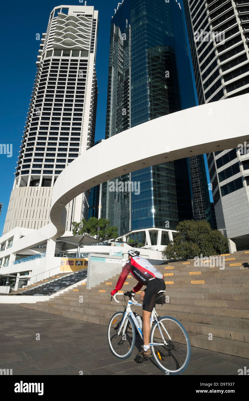 Alti edifici moderni a Eagle Street Pier accanto al fiume nel CBD di Brisbane Queensland Australia Foto Stock