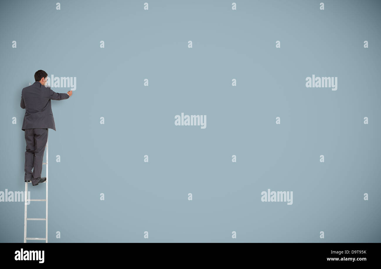 Imprenditore su una scala la scrittura su una parete Foto Stock