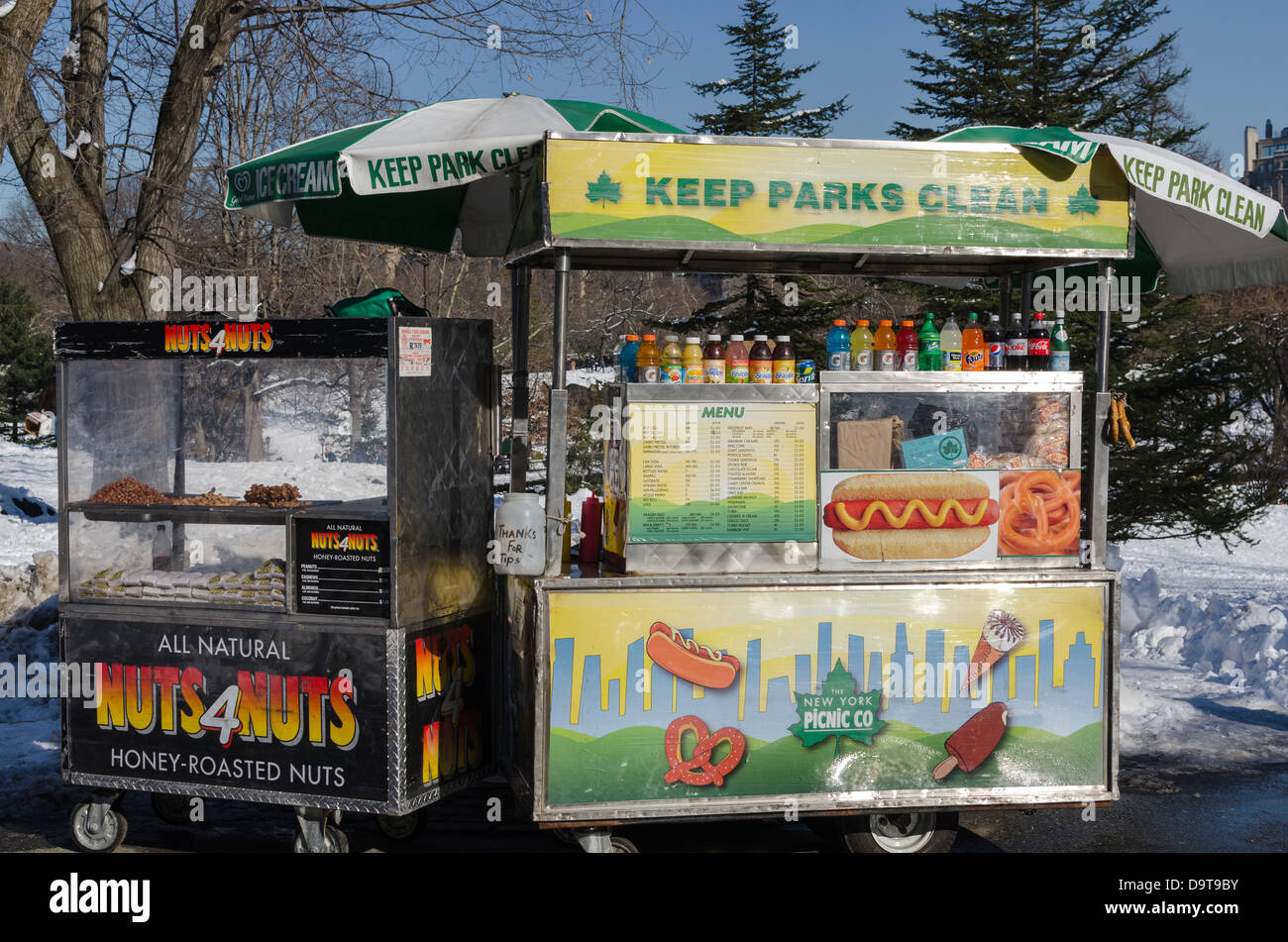 Il dado e pretzel fornitori a coperta di neve Central Park in inverno Foto Stock