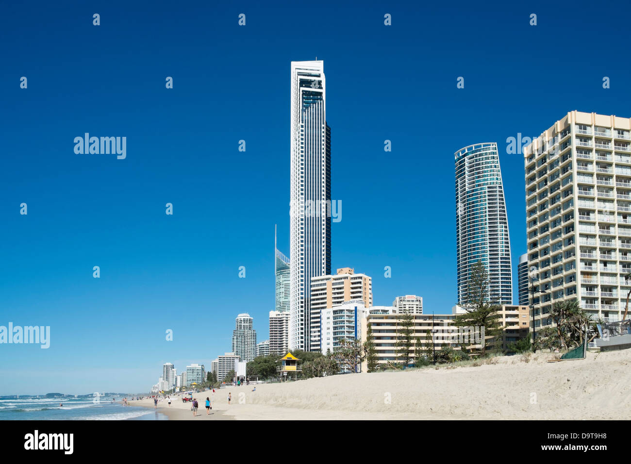 Skyline di Surfers Paradise città dalla spiaggia sulla Gold Coast di Queensland in Australia Foto Stock