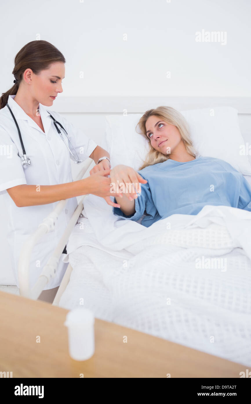 Ricoverato in ospedale donna giaceva in sickbed Foto Stock