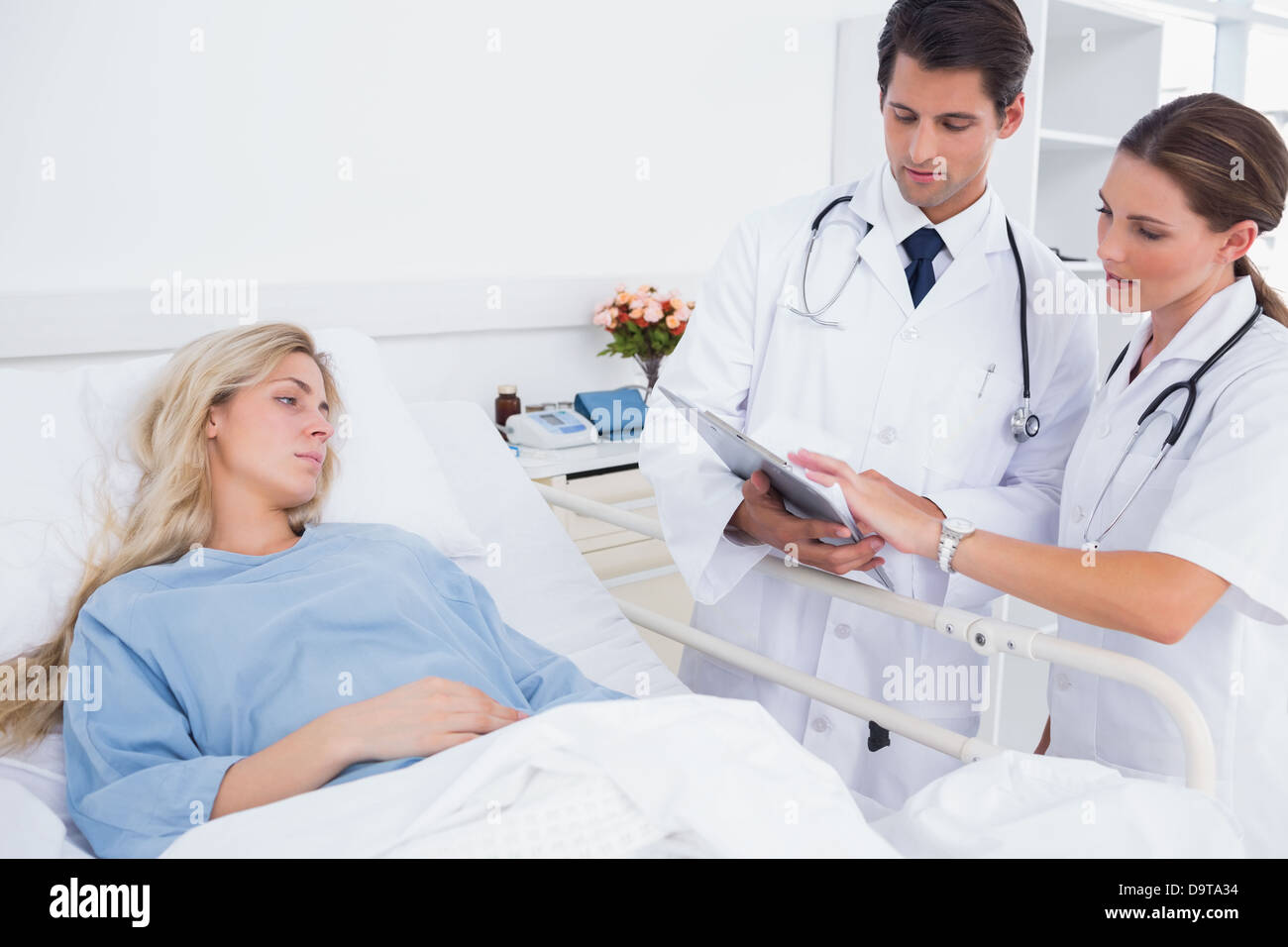 Ricoverata in ospedale la donna e i medici Foto Stock