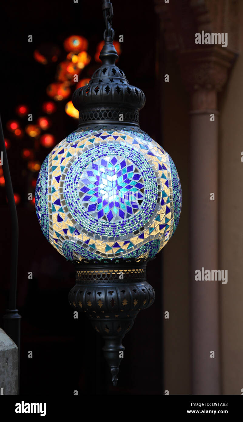 Lanterna orientale in un ristorante marocchino Foto Stock