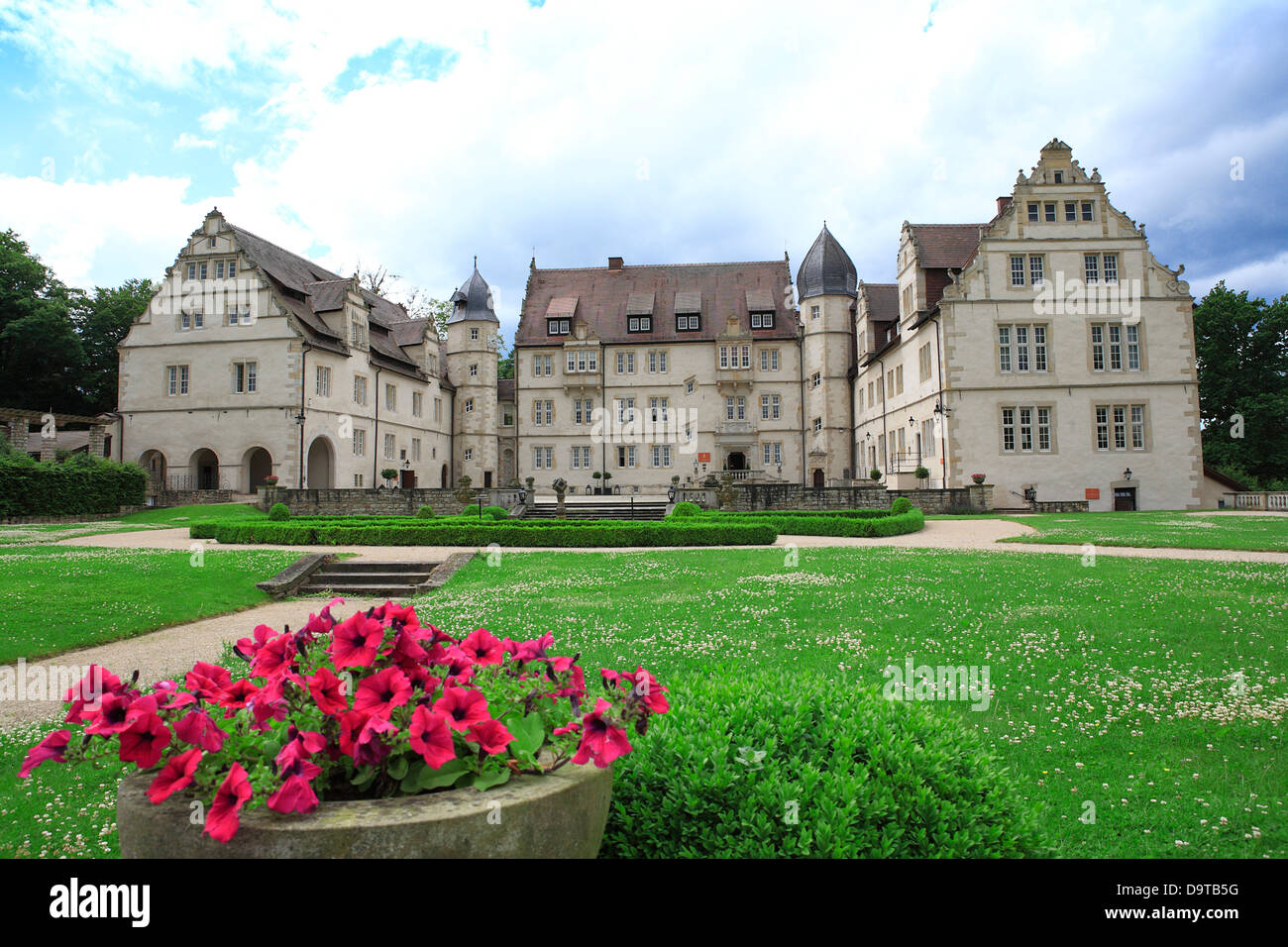 Giardino e parco a 5 stelle lusso di Castle Hotel Schlosshotel Münchhausen, Aerzen vicino a Hameln, Bassa Sassonia, Germania, Europa Foto Stock