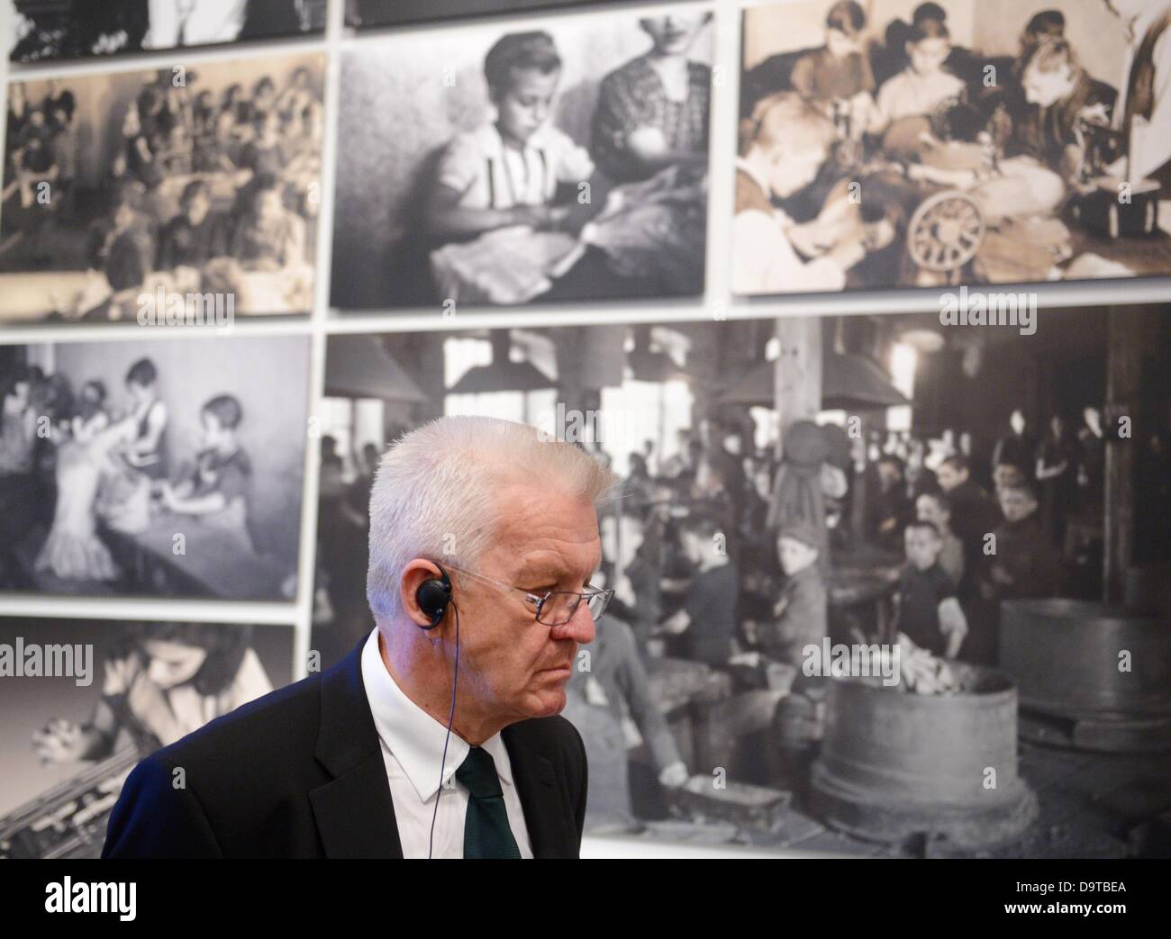 Premier Baden-Wuerttemberg Winfried Kretschmann (Verdi) in visita alla mostra al Memoriale dell Olocausto Yad Vashem a Gerusalemme, Israele, 26 giugno 2013. Kretschmann e una delegazione in visita in Israele e nei territori palestinesi. Foto: BERND WEISSBROD Foto Stock