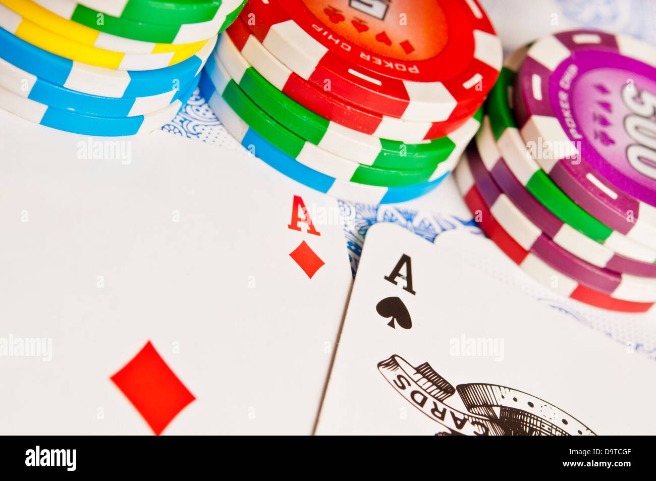 Poker chips e carte da gioco Foto Stock