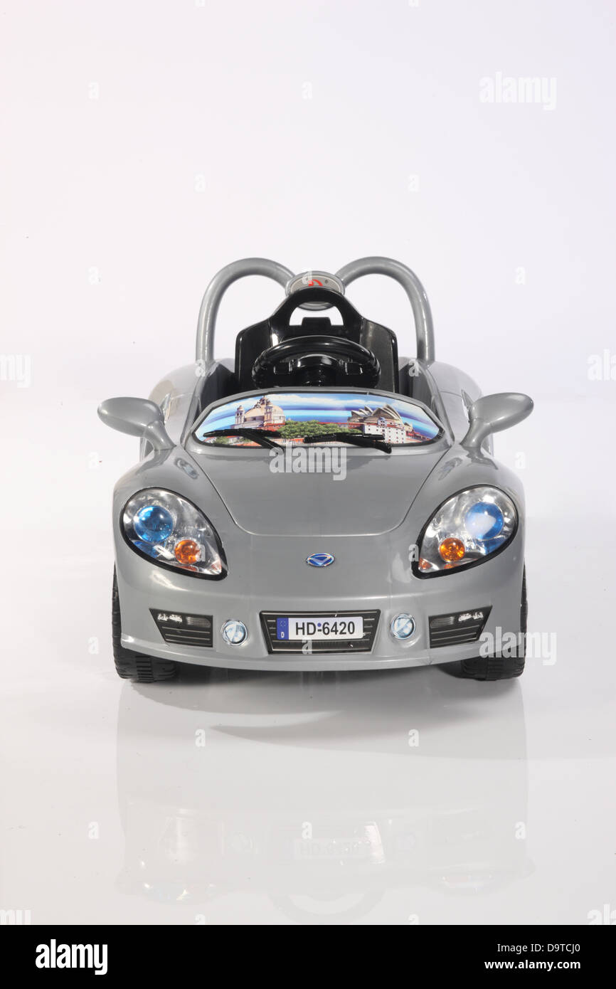 Pedale per bambini e auto elettriche su sfondi bianchi. Foto Stock