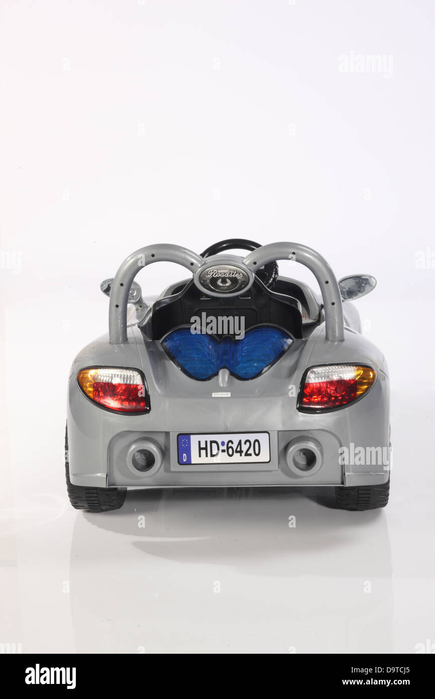 Pedale per bambini e auto elettriche su sfondi bianchi. Foto Stock
