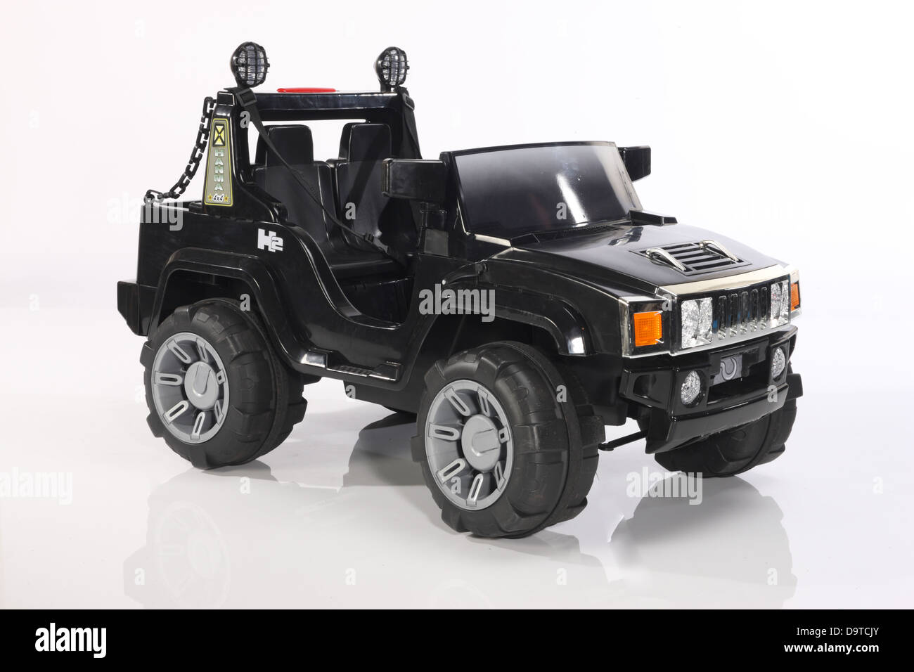 Pedale per bambini e auto elettriche su sfondi bianchi. Foto Stock