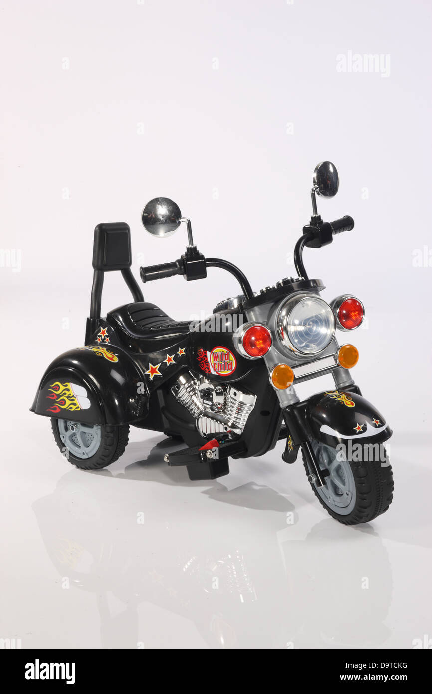 Pedale per bambini e auto elettriche su sfondi bianchi. Foto Stock