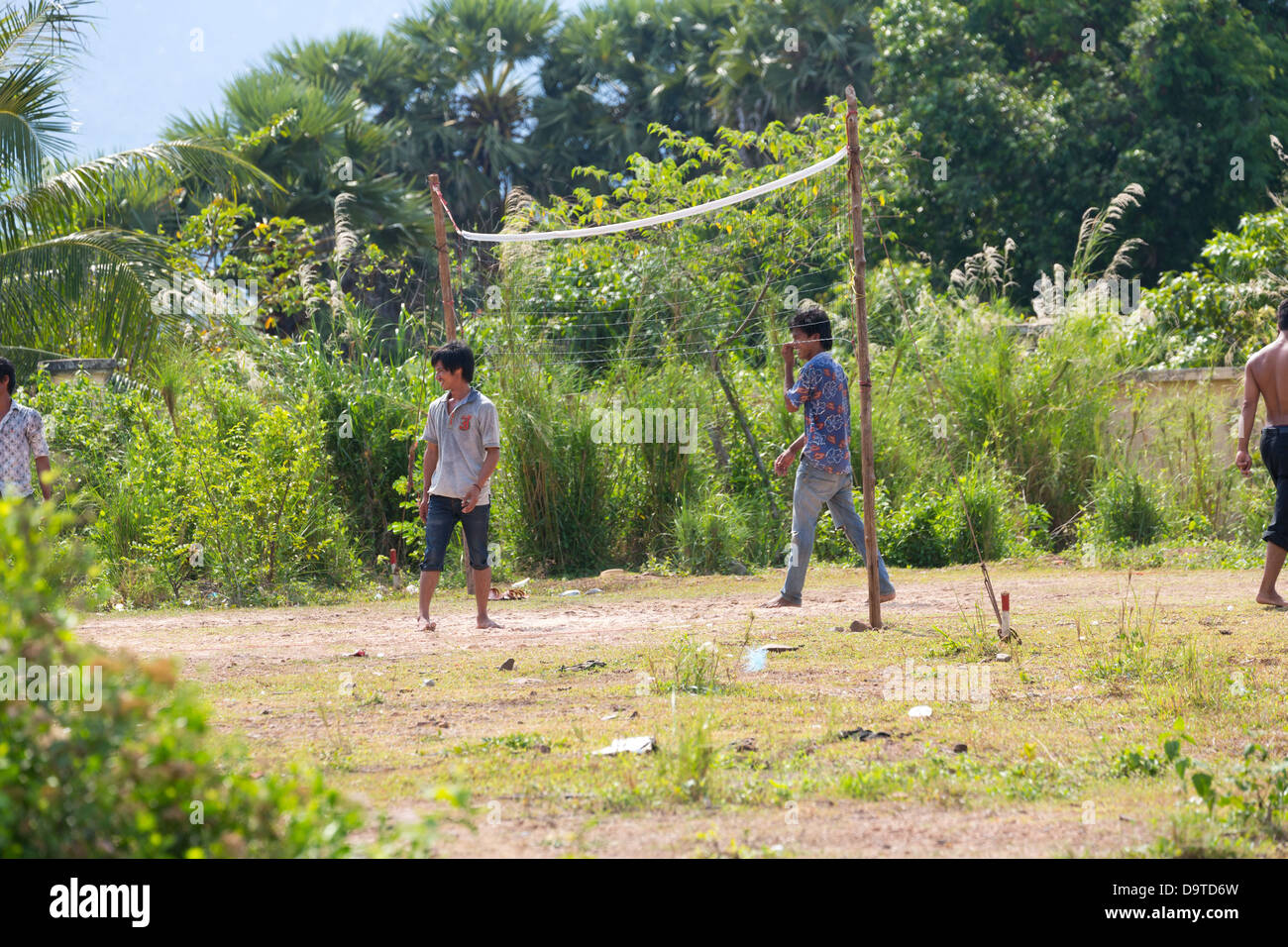 Ragazzi giocando a pallavolo in zone rurali Kampot provincia della Cambogia Foto Stock