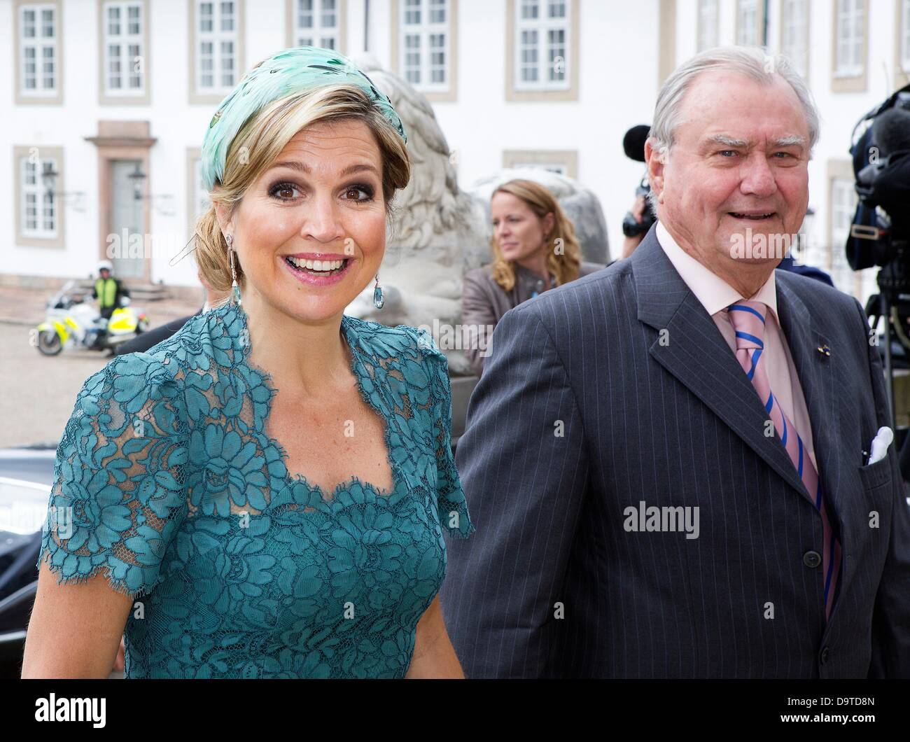 Regina Maxima dei Paesi Bassi e il Principe Consorte Henrik di Danimarca sono arrivate a Fredensborg castello in Danimarca, 25 giugno 2013 in occasione di un giorno di visita in Danimarca olandese della coppia reale. Foto: Patrick van Katwijk / Paesi Bassi e Francia; Foto Stock