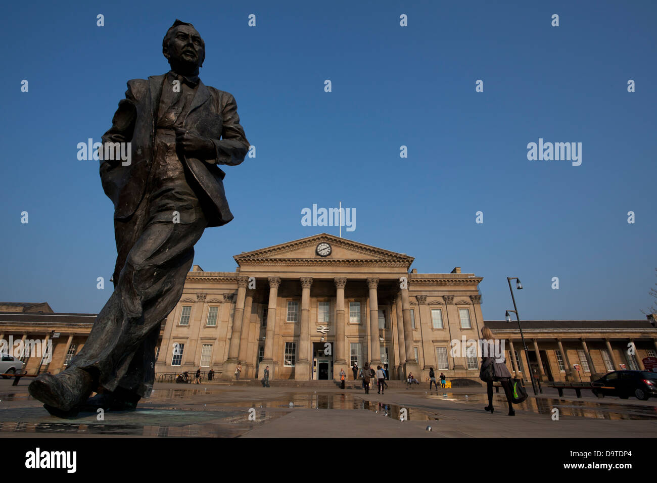 Statua di Harold Wilson fuori Stazione Ferroviaria di Huddersfield, St Georges Square, Huddersfield. Foto Stock