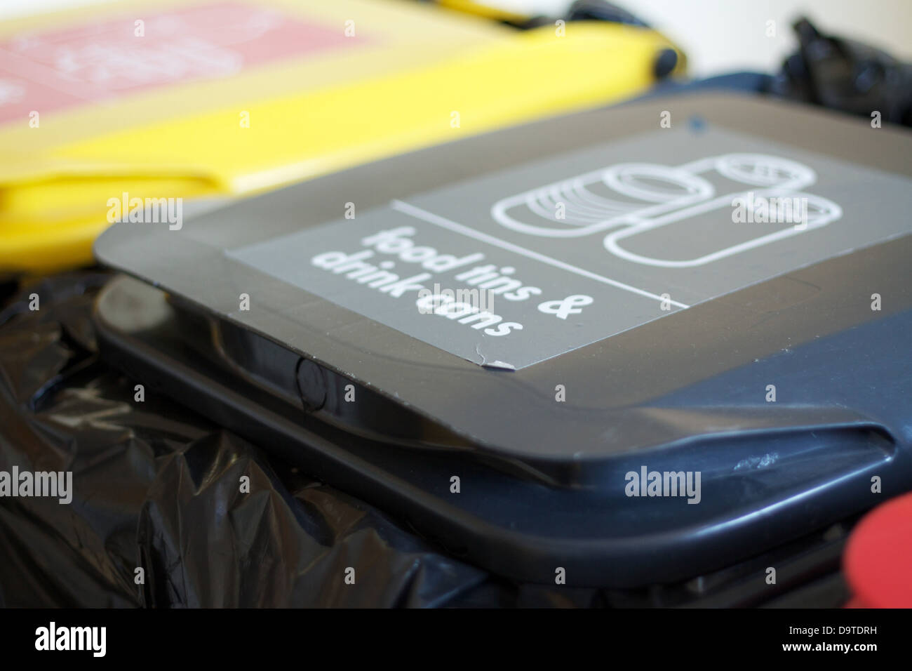 Cibo barattoli e lattine di bevande del contenitore di riciclaggio Foto Stock