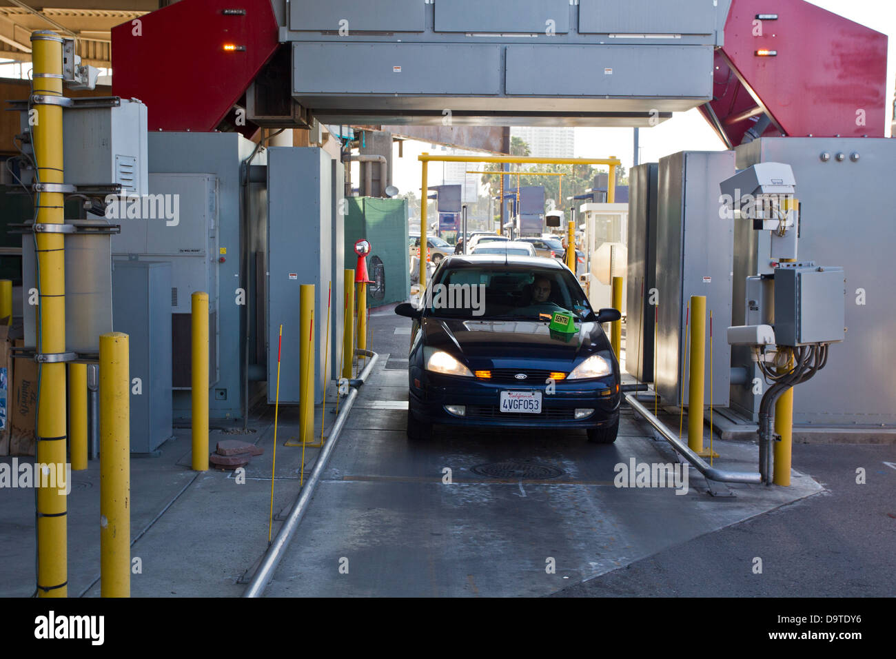Questa immagine mostra il valico di frontiera a San Ysidro, California, dove la dogana e la protezione delle frontiere degli Stati Uniti utilizzano la tecnologia a raggi X per ispezionare veicoli e merci alla ricerca di merci illegali, come le droghe. Foto Stock