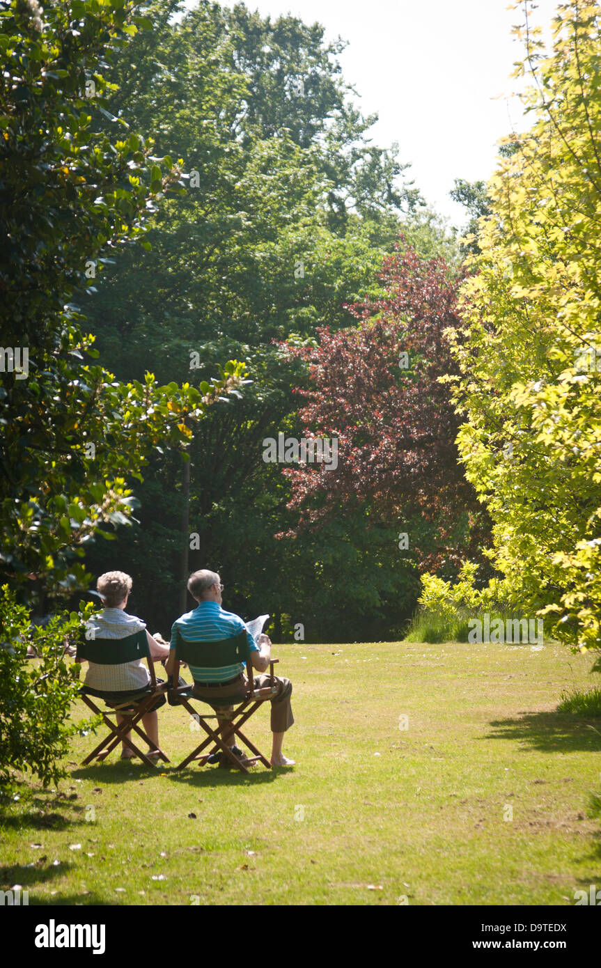 Un pensionato di coppia sposata godetevi l'estate britannica nel parco durante una ondata di caldo Foto Stock