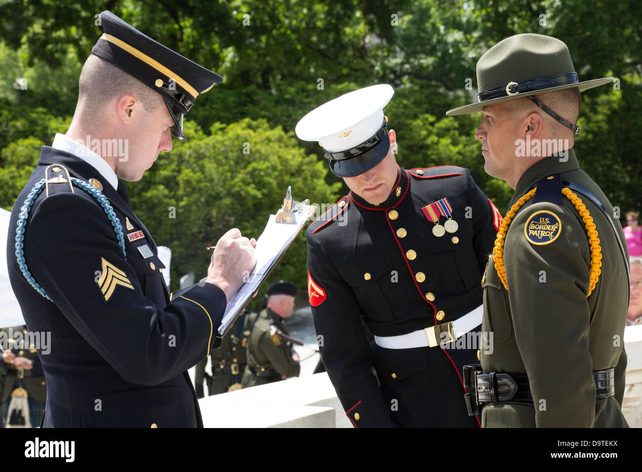 Questa immagine mostra il BP Drill Team 15, che fa parte delle unità speciali della protezione doganale e di frontiera degli Stati Uniti, coinvolto in esercitazioni tattiche di alto livello, preparandosi per operazioni critiche di sicurezza nazionale. Foto Stock