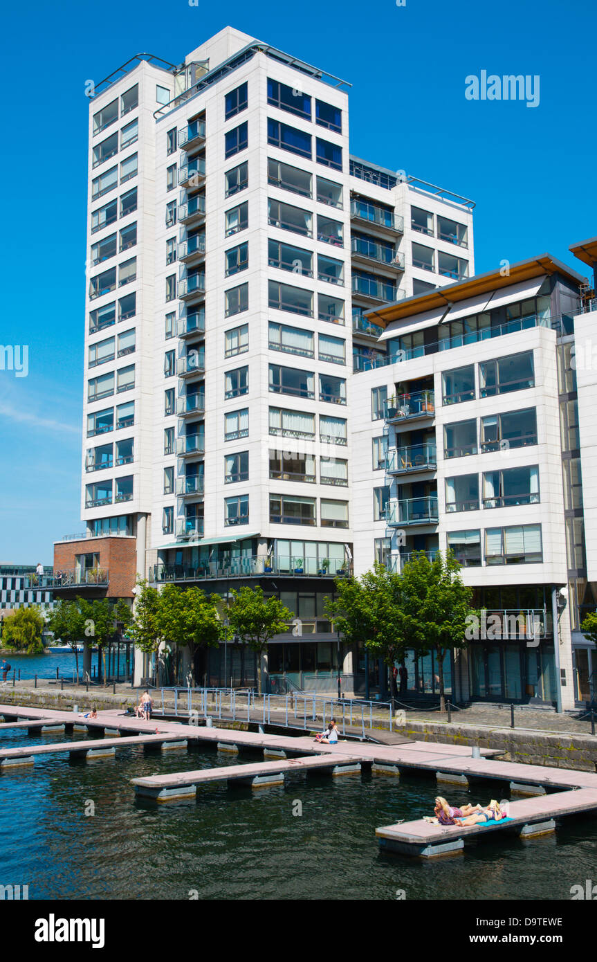 Millenium Tower (1998) e altri edifici residenziali da Grand Canal Docks nei Docklands ex area del porto di Dublino centrale Foto Stock