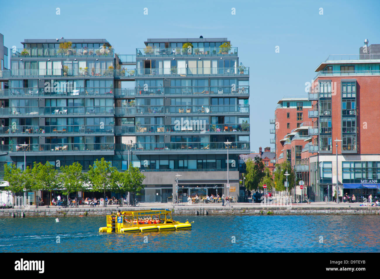 Anfibi Viking Splash Tour bus barca Grand Canal Docks nei Docklands ex area  del porto e centro di Dublino Irlanda Europa Foto stock - Alamy