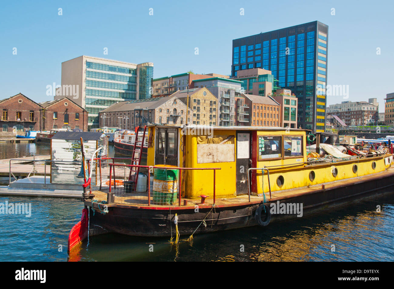 Barche in Grand Canal Docks nei Docklands ex area del porto e centro di Dublino Irlanda Europa Foto Stock