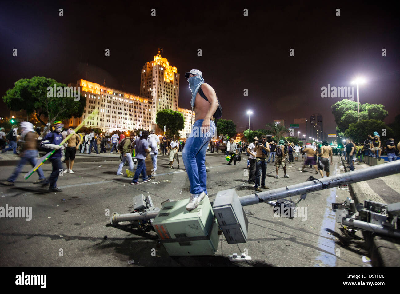 Il Brasile protesta Rio de Janeiro Street vandalizzato dai manifestanti Ministero dell'esercito edificio simbolo di sfondo di repressione Foto Stock