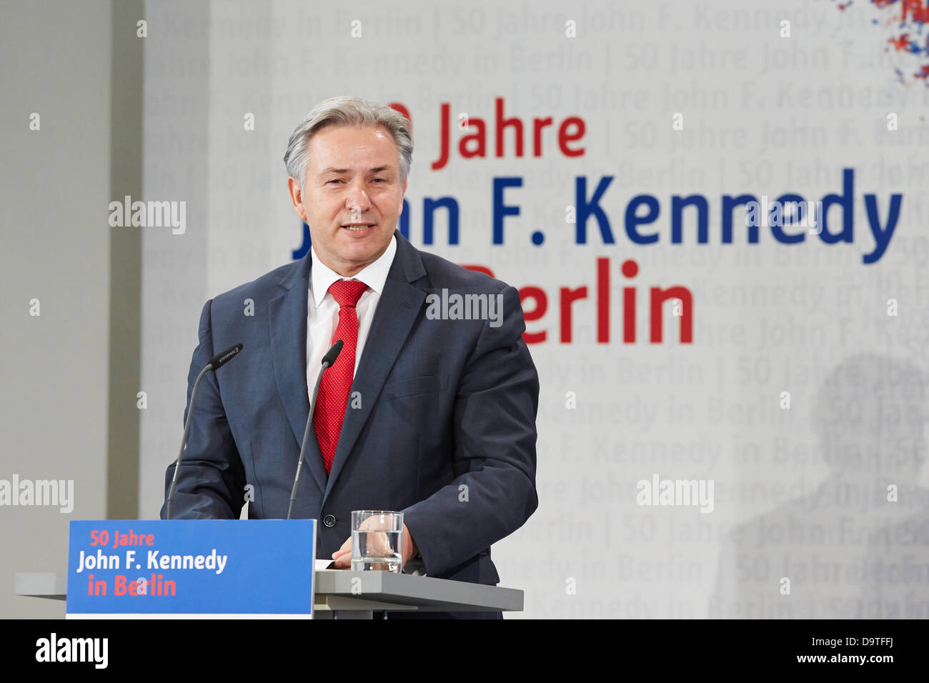 Berlino, Germania. Il 26 giugno 2013. Cinquantesimo anniversario del discorso del ex U.S. Il presidente John F. Kennedy, di fronte alla città di Schönberg Hall , che si è conclusa con la famosa frase "Io sono un Berliner.' sono celebrati a Schönberg municipio di Berlino. / Hanno partecipato il prof. Egon Bahr, cittadino onorario di Berlino ed ex Presidente del Consiglio Sindaco Willy Brandt, Klaus Wowereit (SPD), che disciplinano il sindaco di Berlino, Thomas J. Putnam, direttore del John F. Kennedy Presidential Library and Museum a Boston e il S.E. Filippo D. Credito: Reynaldo Chaib Paganelli/Alamy Live News Foto Stock