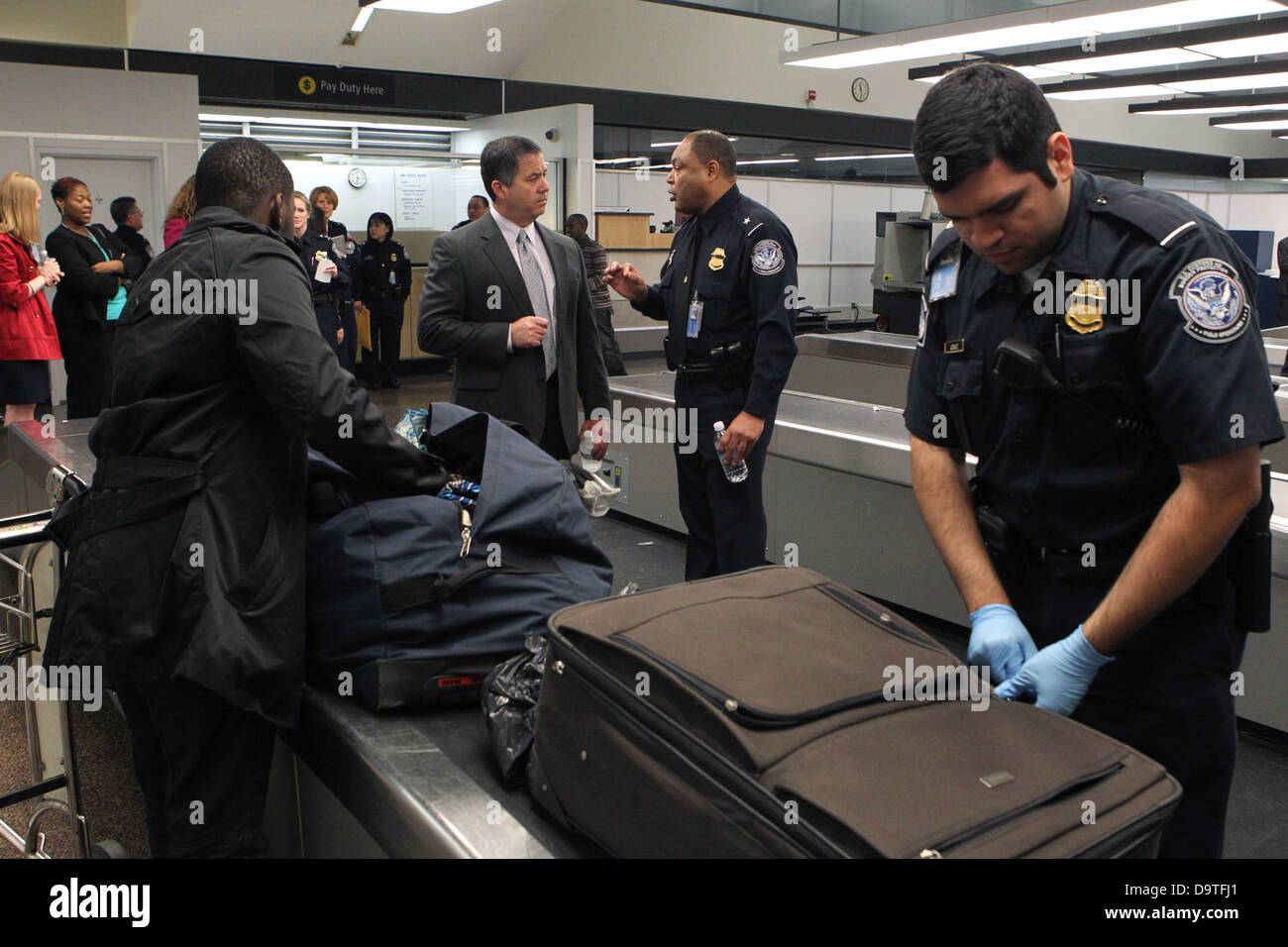 Questa immagine cattura un raduno della Dogana e della protezione delle frontiere (CBP) degli Stati Uniti a Seattle, incentrato sulle operazioni di polizia e di sicurezza. Foto Stock