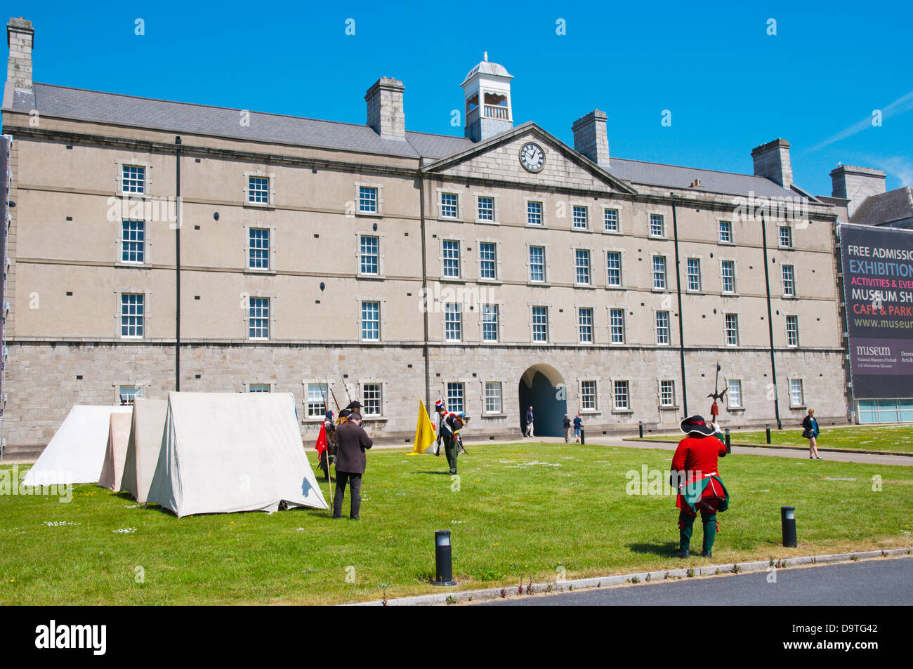 Storico salone dell'esercito al di fuori del museo nazionale delle arti decorative e storia Dublino Irlanda Europa Foto Stock