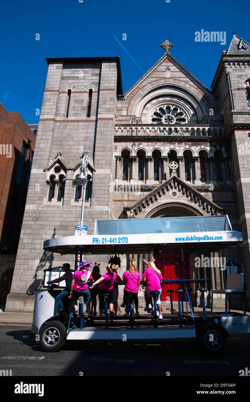 Hen party gruppo su Dublino bicicletta pedibus per più piloti Dawson Street central Dublino Irlanda Europa Foto Stock