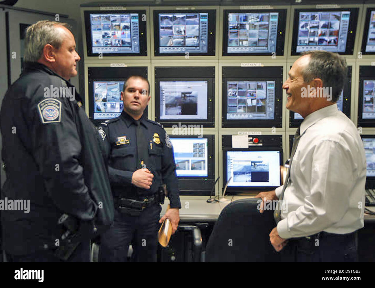 Il CBP Commissario Alan Bersin soddisfa con il personale del CBP che serve lungo il confine nel Maine. Foto Stock