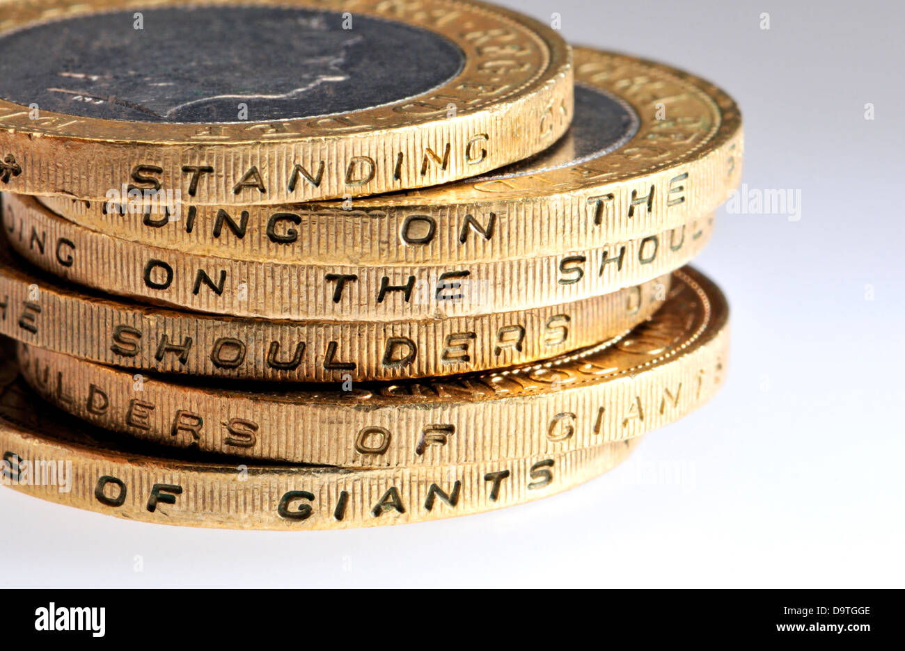 British £2 coin - scrittura intorno al bordo - 'Spermanente sulla spalla dei Giganti" (Sir Isaac Newton) Foto Stock