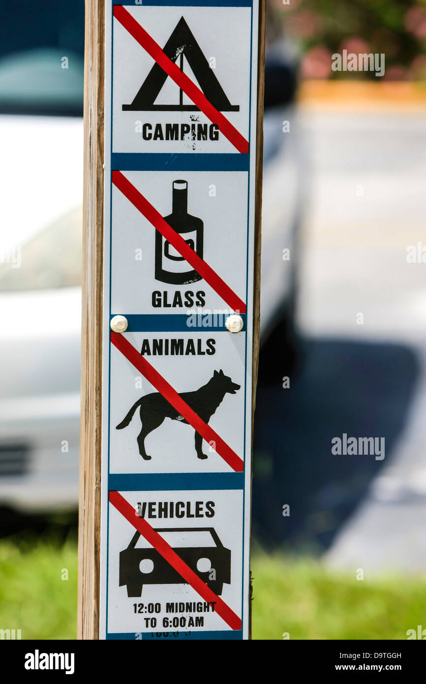 Segno sulla spiaggia - Nessun campeggio, di vetro, di animali, di veicoli Foto Stock