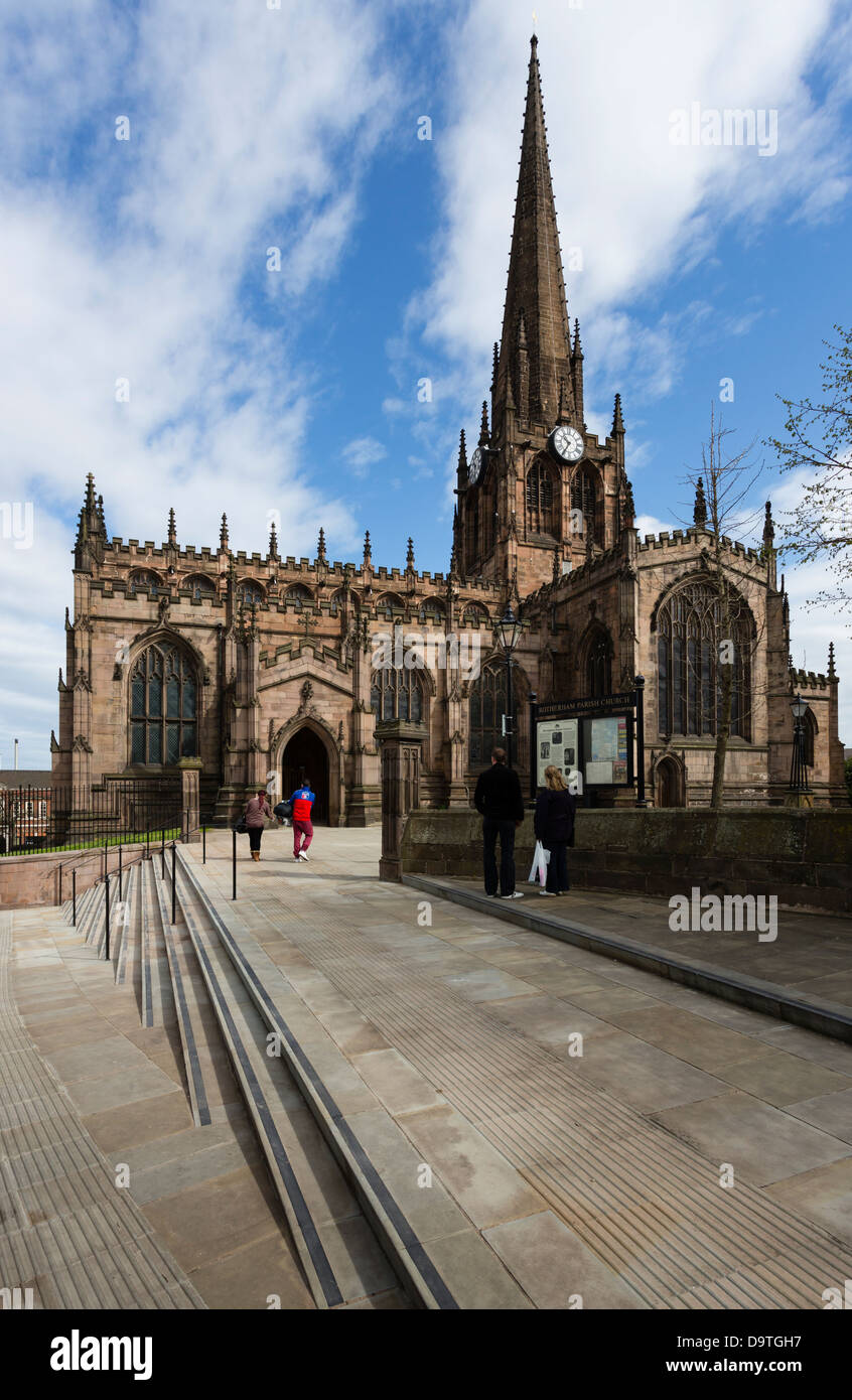 Rotherham Minster, precedentemente noto come Rotherham Tutti i Santi" chiesa parrocchiale. Foto Stock