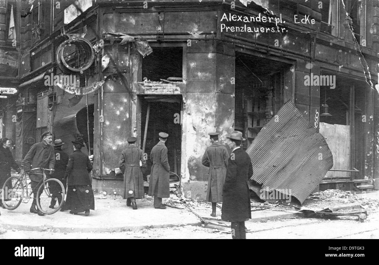 Rivoluzione tedesca 1918/1919: Vista delle case di Alexanderplatz/Prenzlauer Strasse (oggi Karl-Liebknecht-Strasse) a Berlino, in Germania, distrutte durante i combattimenti di strada. Data sconosciuta. Fotoarchiv für Zeitgeschichte Foto Stock