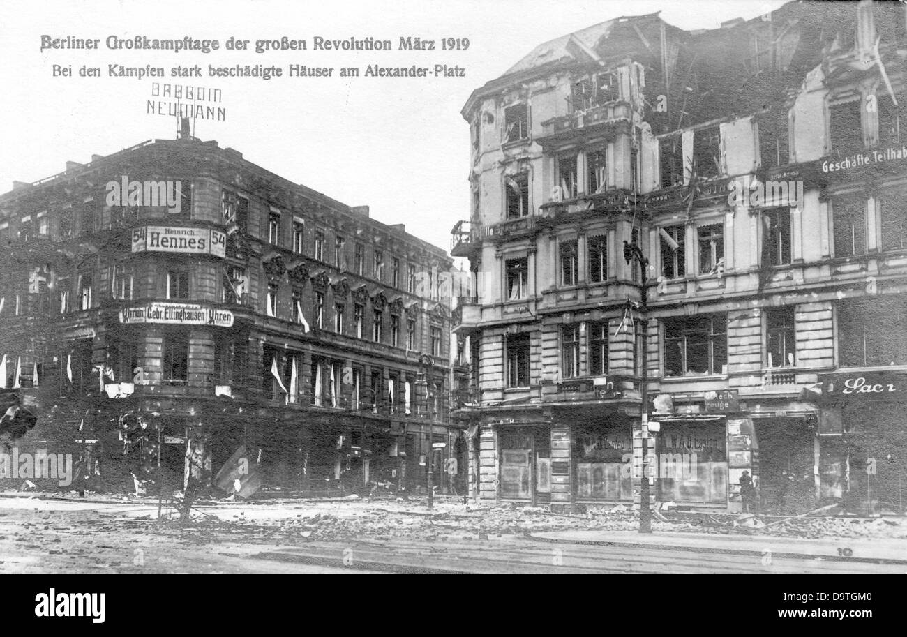 Vista delle case distrutte su Alexanderplatz a Berlino, in Germania, durante le lotte di strada del Märzkämpfe ("lotte di marcia" - lotte che sono scaturite da dimostrazioni nazionali di lavoratori per la causa rivoluzionaria) dal 3 al 16 marzo 1919. Fotoarchiv für Zeitgeschichte Foto Stock