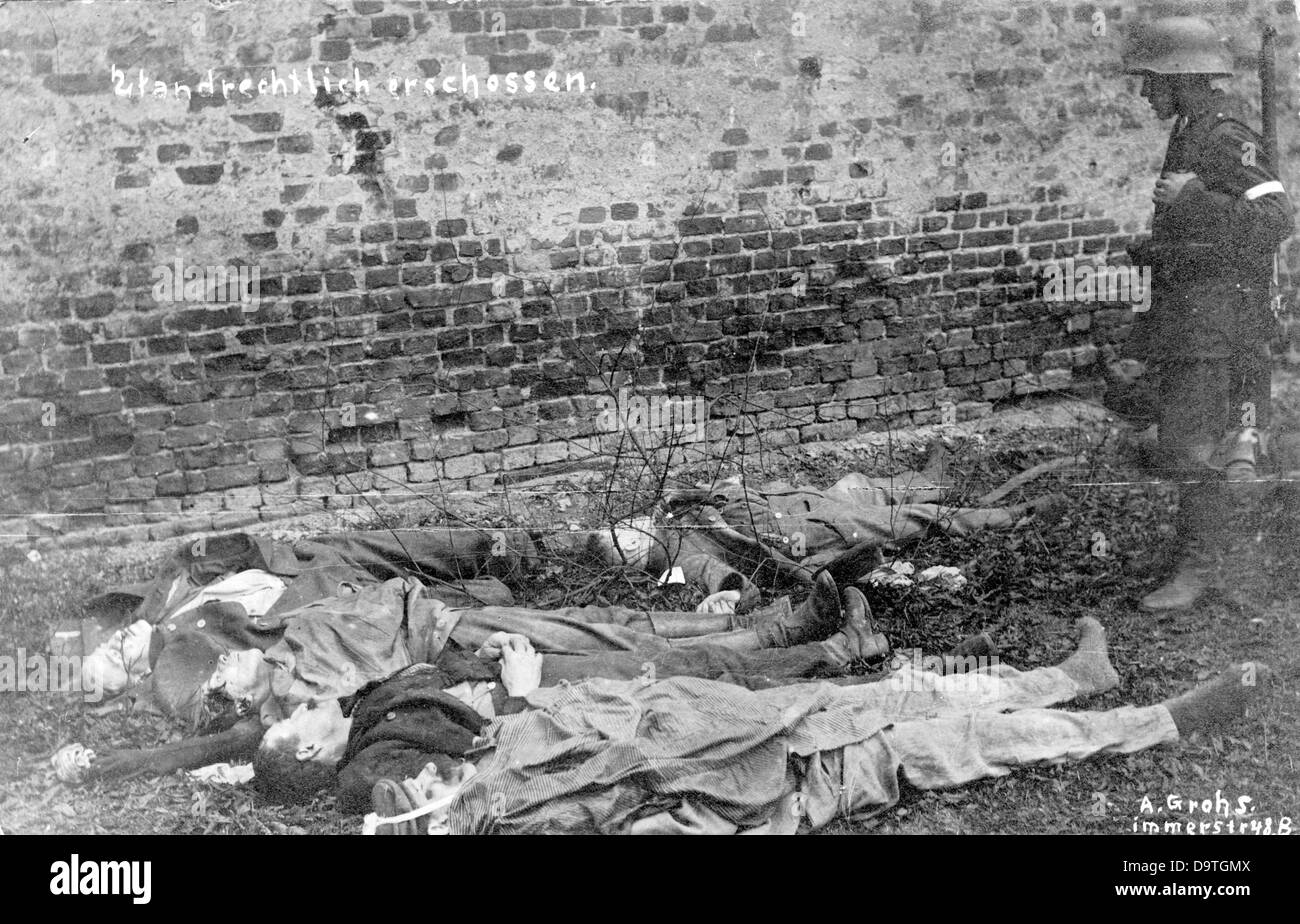 Rivoluzione tedesca 1918/1919: Un soldato dei Freikorps (corpo libero) è raffigurato accanto ai lavoratori giustiziati a Berlino, in Germania, durante i combattimenti di strada nel gennaio 1919. Fotoarchiv für Zeitgeschichte Foto Stock