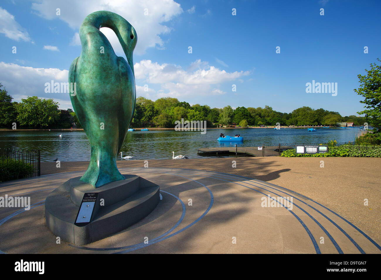 Isis scultura di Simon spinotto (2009) dall'acqua lungo il lago di Hyde Park, Londra, Inghilterra, Regno Unito Foto Stock
