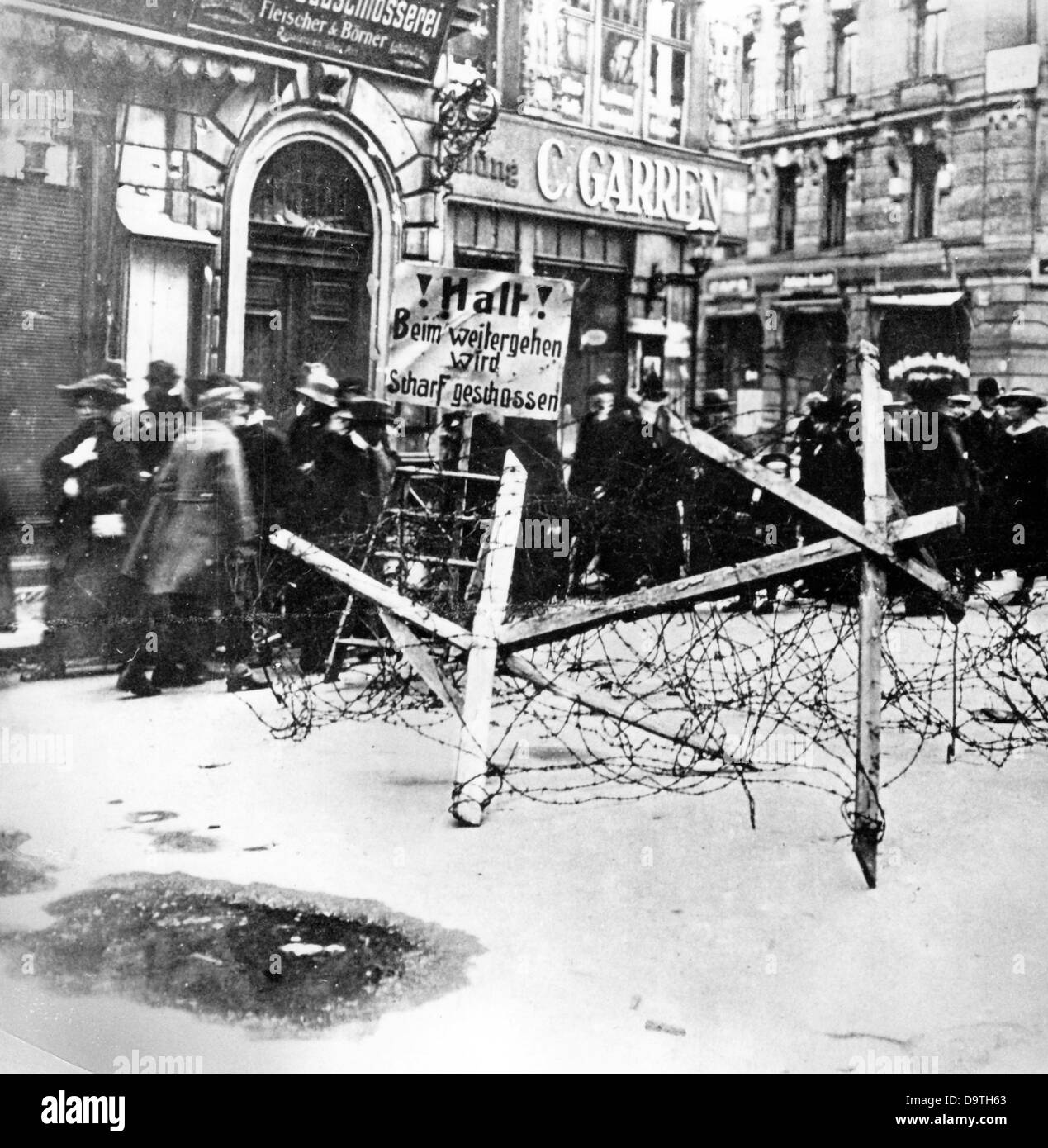 Rivoluzione tedesca 1918/1919: Strada bloccata con filo e un segnale di avvertimento che indica 'Stop! Sarà girato quando ci si sposta più avanti' nel centro della città di Berlino durante i combattimenti per strada all'inizio del 1919. Fotoarchiv für Zeitgeschichte Foto Stock