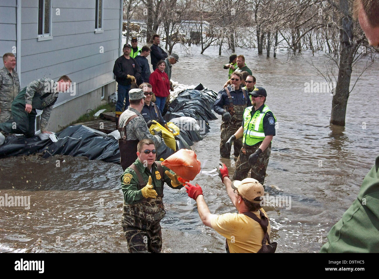 Durante le inondazioni del Dakota del Nord, la Customs and Border Protection (CBP) degli Stati Uniti ha fornito un supporto fondamentale per gli sforzi di salvataggio. Questa azione evidenzia il ruolo delle agenzie federali nella risposta alle catastrofi e nella gestione delle emergenze. Foto Stock Durante le inondazioni del Dakota del Nord, la Customs and Border Protection (CBP) degli Stati Uniti ha fornito un supporto fondamentale per gli sforzi di salvataggio. Questa azione evidenzia il ruolo delle agenzie federali nella risposta alle catastrofi e nella gestione delle emergenze. Foto Stock