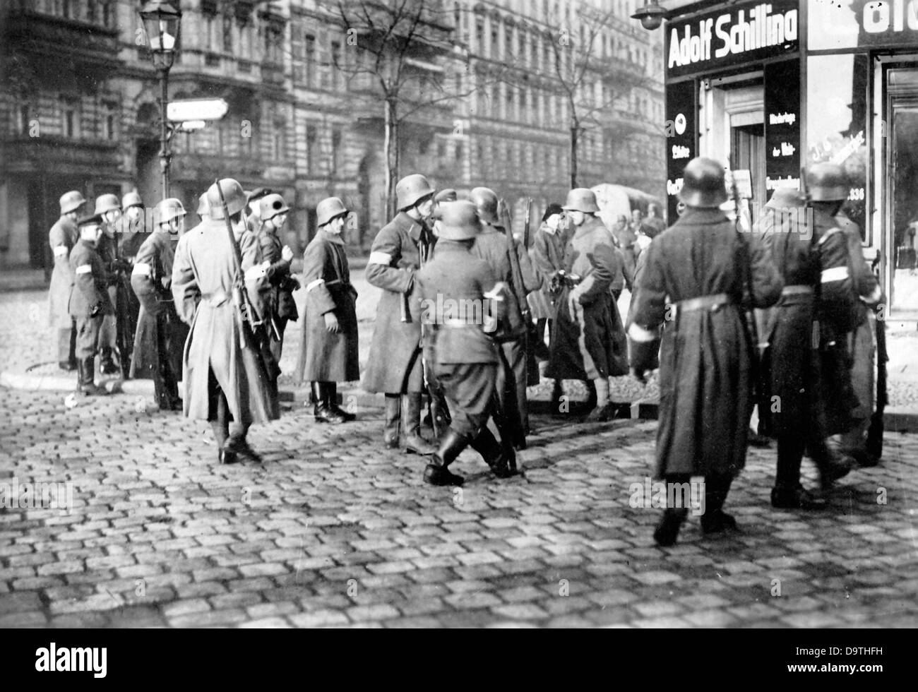 Rivoluzione tedesca 1918/1919: Le truppe governative si sono divise per pattugliare a Berlino durante i combattimenti di strada all'inizio di gennaio 1919. Fotoarchiv für Zeitgeschichte Foto Stock