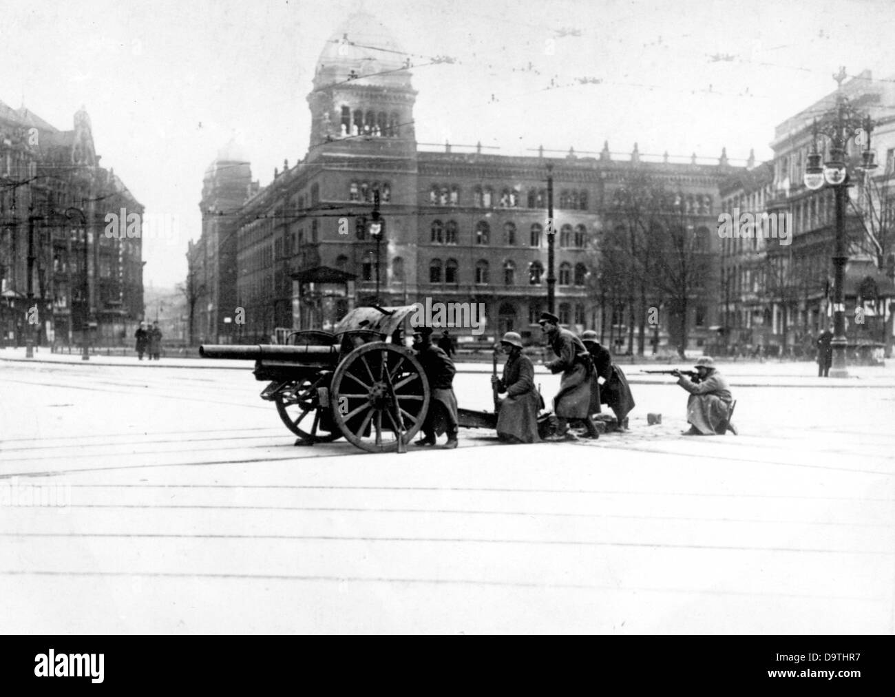 Rivoluzione tedesca 1918/1919: Un posto di comando è raffigurato di fronte al quartier generale della polizia ad Alexanderplatz a Berlino, in Germania, durante i combattimenti di strada alla fine del 1918 / inizio del 1919. Fotoarchiv für Zeitgeschichte Foto Stock